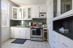 Coffee/tea maker, fridge, microwave, oven - Modern Nob Hill studio in charming bldg w/elevator (San Francisco)