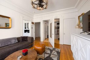 TV - Modern Nob Hill studio in charming bldg w/elevator (San Francisco)