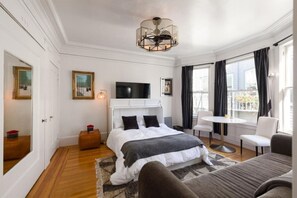 1 bedroom, free WiFi, bed sheets - Modern Nob Hill studio in charming bldg w/elevator (San Francisco)