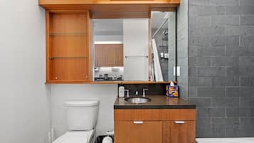 Secadora de cabello, toallas, shampoo, papel de baño