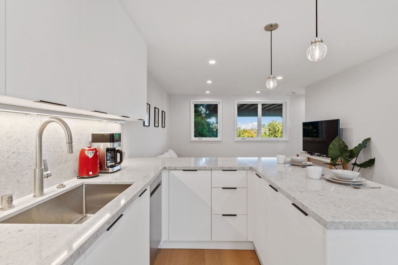 Réfrigérateur, four à micro-ondes, un four, surface de cuisson