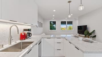 Réfrigérateur, four à micro-ondes, un four, surface de cuisson