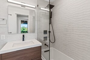Hair dryer, towels, soap, shampoo - Modern 1BR Noe Valley Apt with laundry & backyard (San Francisco)
