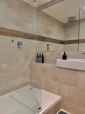 Shower, hair dryer, towels, shampoo - Shoreditch Central 2 Bedroom Apartment (London)