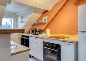 Een koelkast, een oven, een kookplaat, een vaatwasser