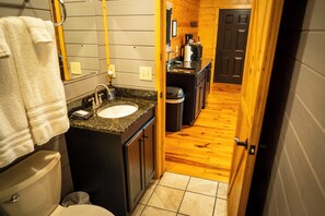 Hair dryer, towels, soap, toilet paper - Enjoyable 1-bedroom cabin with AC in quaint Jasper (Jasper)