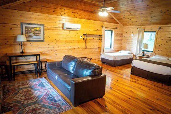 1 bedroom, iron/ironing board, WiFi, bed sheets - Enjoyable 1-bedroom cabin with AC in quaint Jasper (Jasper)