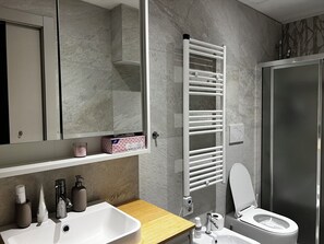 Shower, hair dryer, bidet, towels - Cozy 1-bedroom apartment with AC in beautiful Milano / 7 min from Metro (Milano)