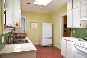 Fridge, microwave, oven, stovetop - Classic & Colorful Apt in Cole Valley Near GG Park (San Francisco)