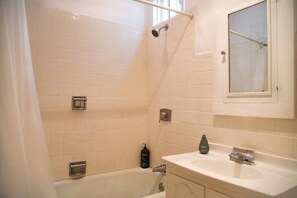 Shower, hair dryer, towels - Classic & Colorful Apt in Cole Valley Near GG Park (San Francisco)