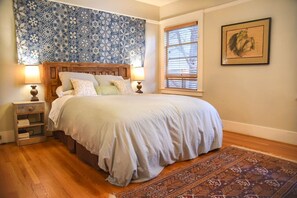 Tabla de planchar con plancha, wifi gratis y ropa de cama 