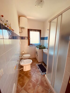 Douche, séchoir à cheveux, bidet, serviettes fournies