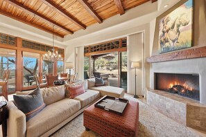 TV, fireplace - 3BR Luxury Villa @ The Rocks, Pool,Troon Golf, Spa, Daily Cleaning, Clubhouse (Scottsdale)