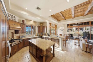 Fridge, microwave, oven, stovetop - 3BR Luxury Villa @ The Rocks, Pool,Troon Golf, Spa, Daily Cleaning, Clubhouse (Scottsdale)