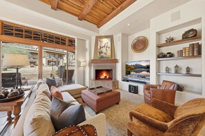 TV, fireplace - 3BR Luxury Villa @ The Rocks, Pool,Troon Golf, Spa, Daily Cleaning, Clubhouse (Scottsdale)
