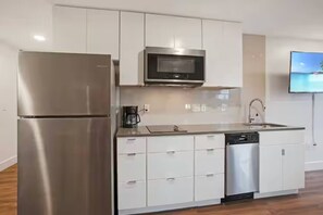 Fridge, microwave, stovetop, dishwasher - Steps from KC Streetcar - The Fountain (Kansas City)