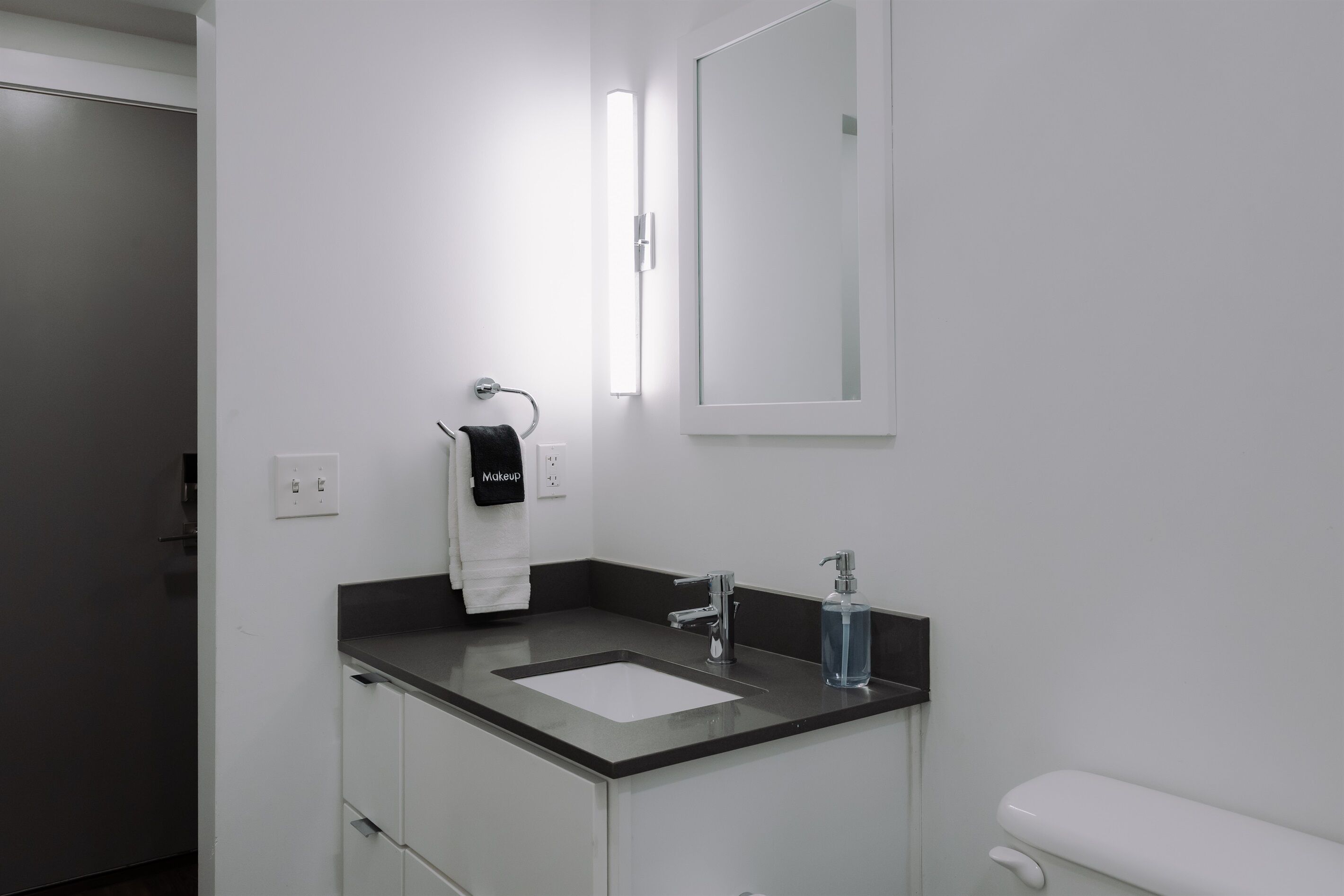 Douche, sèche-cheveux, serviettes fournies