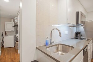 Køleskab, mikrobølgeovn, ovn, kogeplade