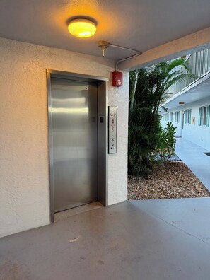 Interior - Cozy 2-bedroom condo in charming Naples with AC (Naples)