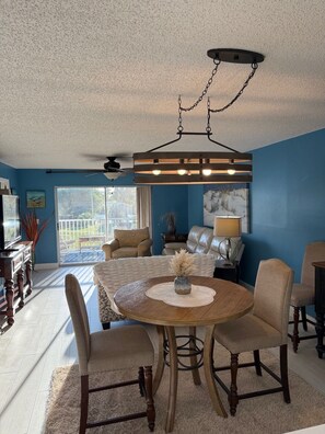Living area - Cozy 2-bedroom condo in charming Naples with AC (Naples)