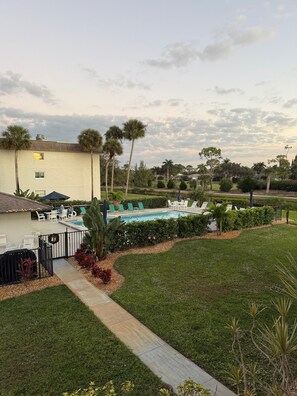 Pool - Cozy 2-bedroom condo in charming Naples with AC (Naples)