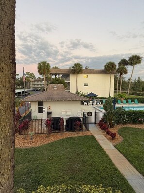 Property grounds - Cozy 2-bedroom condo in charming Naples with AC (Naples)