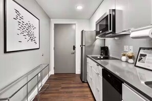 Fridge, microwave, stovetop, dishwasher - Steps from the KC Streetcar - The Prohibition (Kansas City)