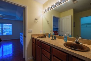 Regadera, tina de hidromasaje, secadora de cabello, toallas 