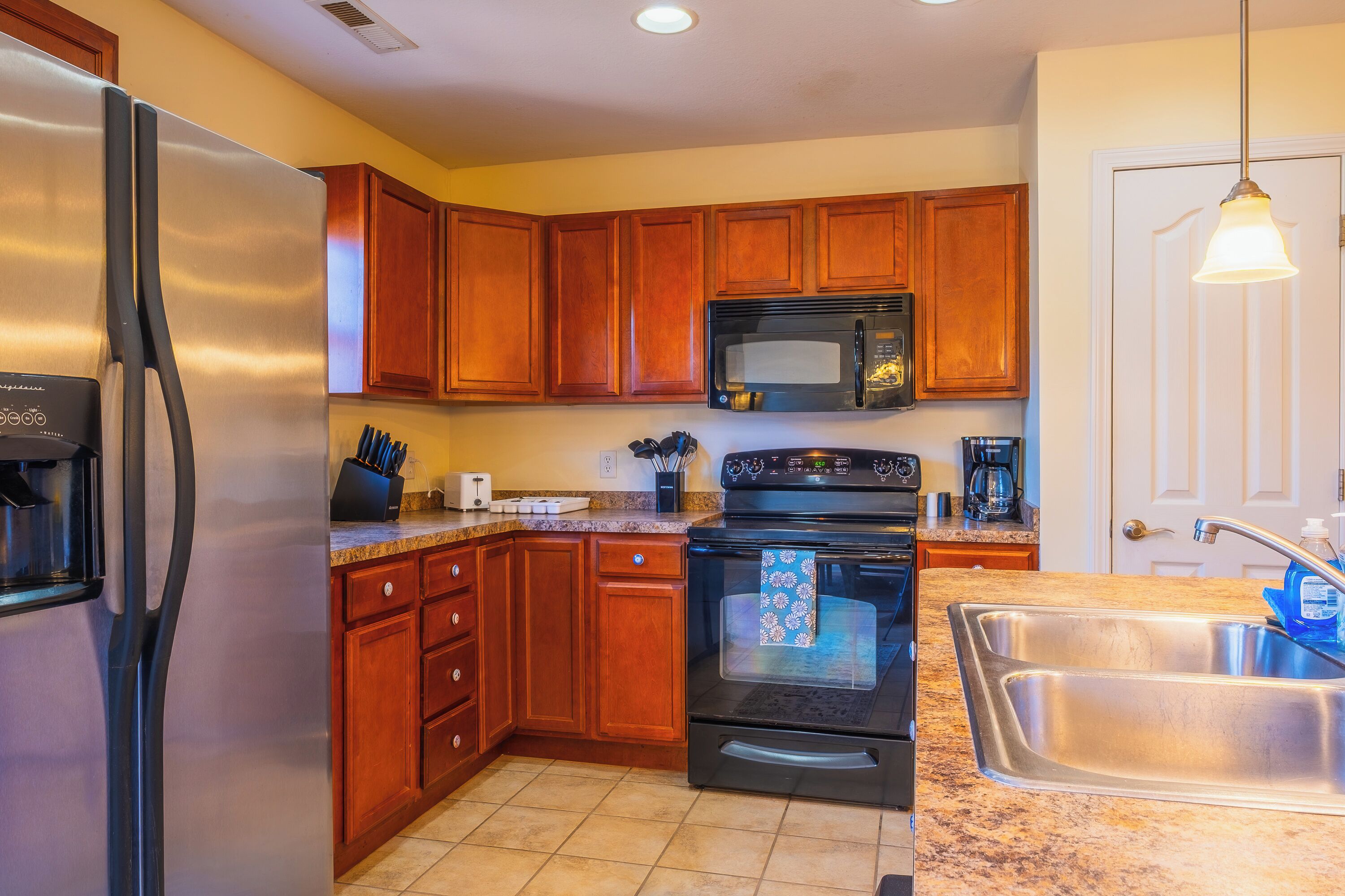 Kylskåp, mikrovågsugn, ugn och spishäll