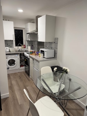 Private kitchen - Stylish Modern Gatwick
Studio, Free Parking, Free WIFI (Crawley)