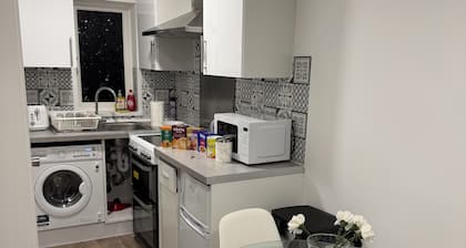 Stylish Modern Gatwick
Studio, Free Parking, Free WIFI