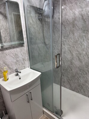 Sèche-cheveux, serviettes fournies, savon