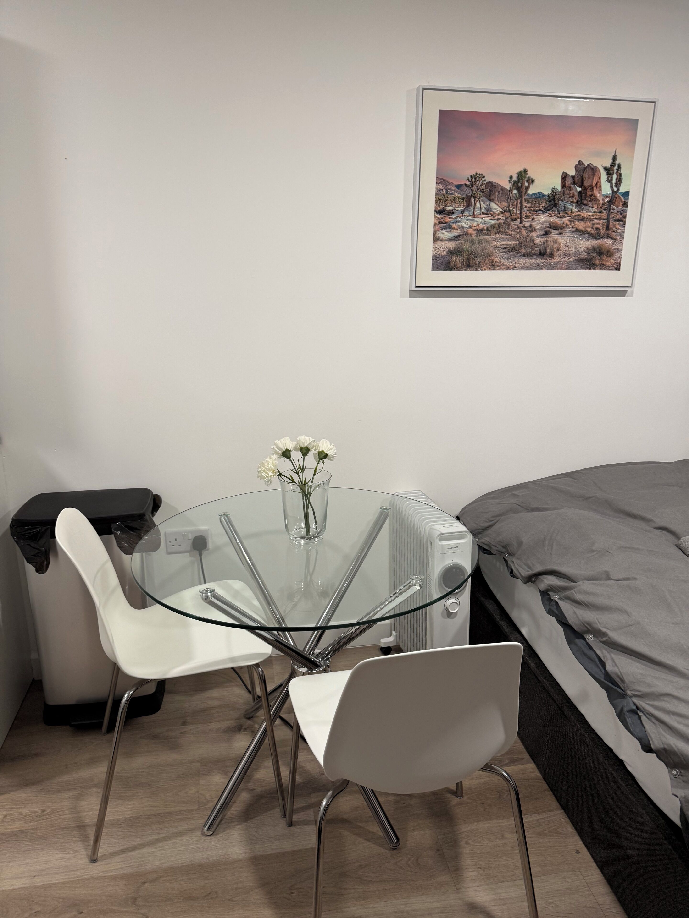 Iron/ironing board, WiFi, bed sheets