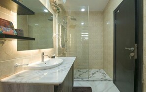 Shower, towels, soap, toilet paper - 2 Bedroom En-Suite, Wi-Fi, Secured, 24/7 Power (Lagos)