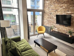 TV - Spacious NY Style Loft in Wandsworth (London)