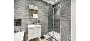 Hair dryer, towels, soap, toilet paper - Spacious NY Style Loft in Wandsworth (London)