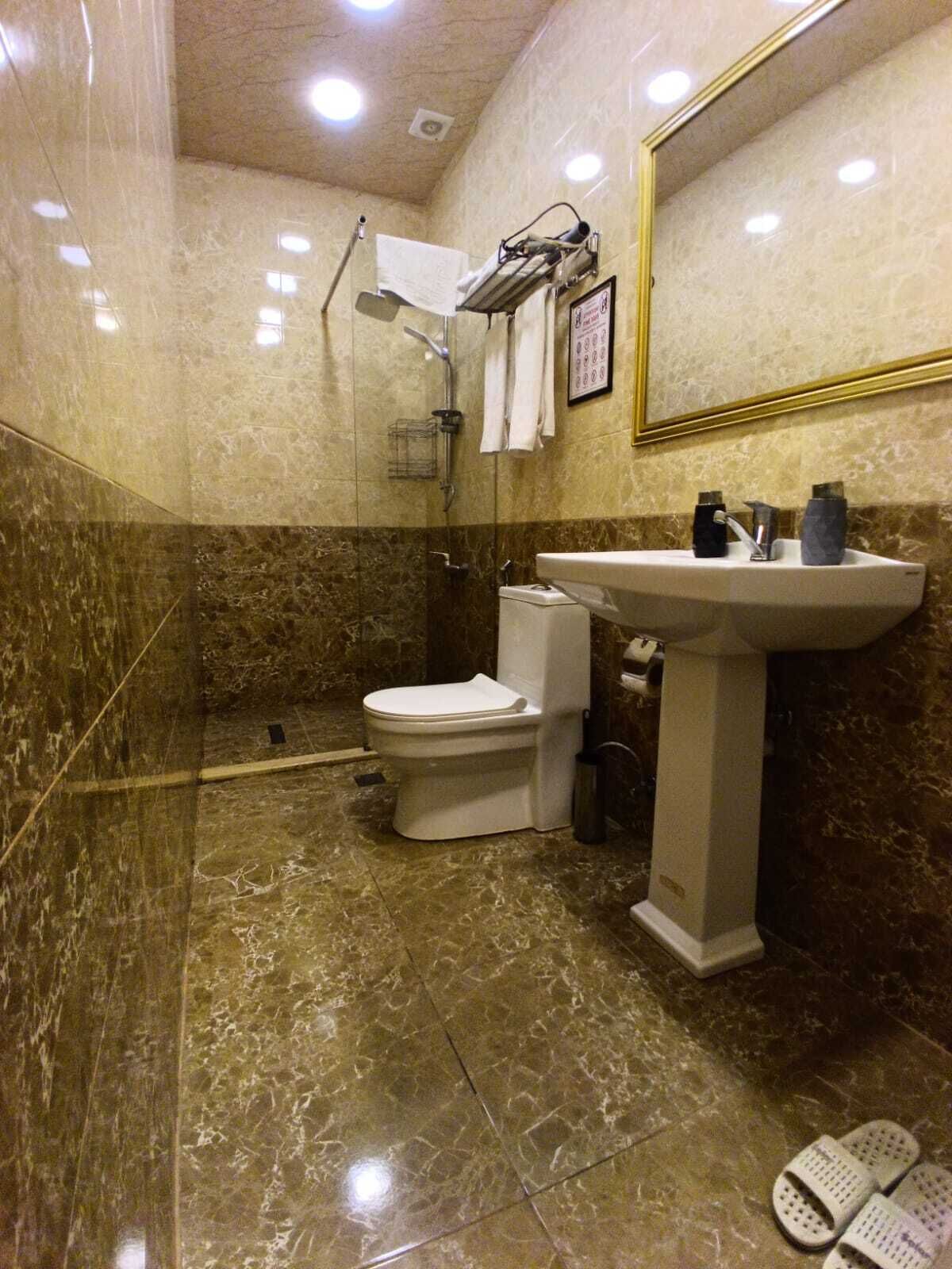 Secador de pelo, pantuflas, toallas, jabón