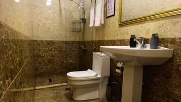 Secador de cabelo, chinelos, toalhas de banho, sabonete