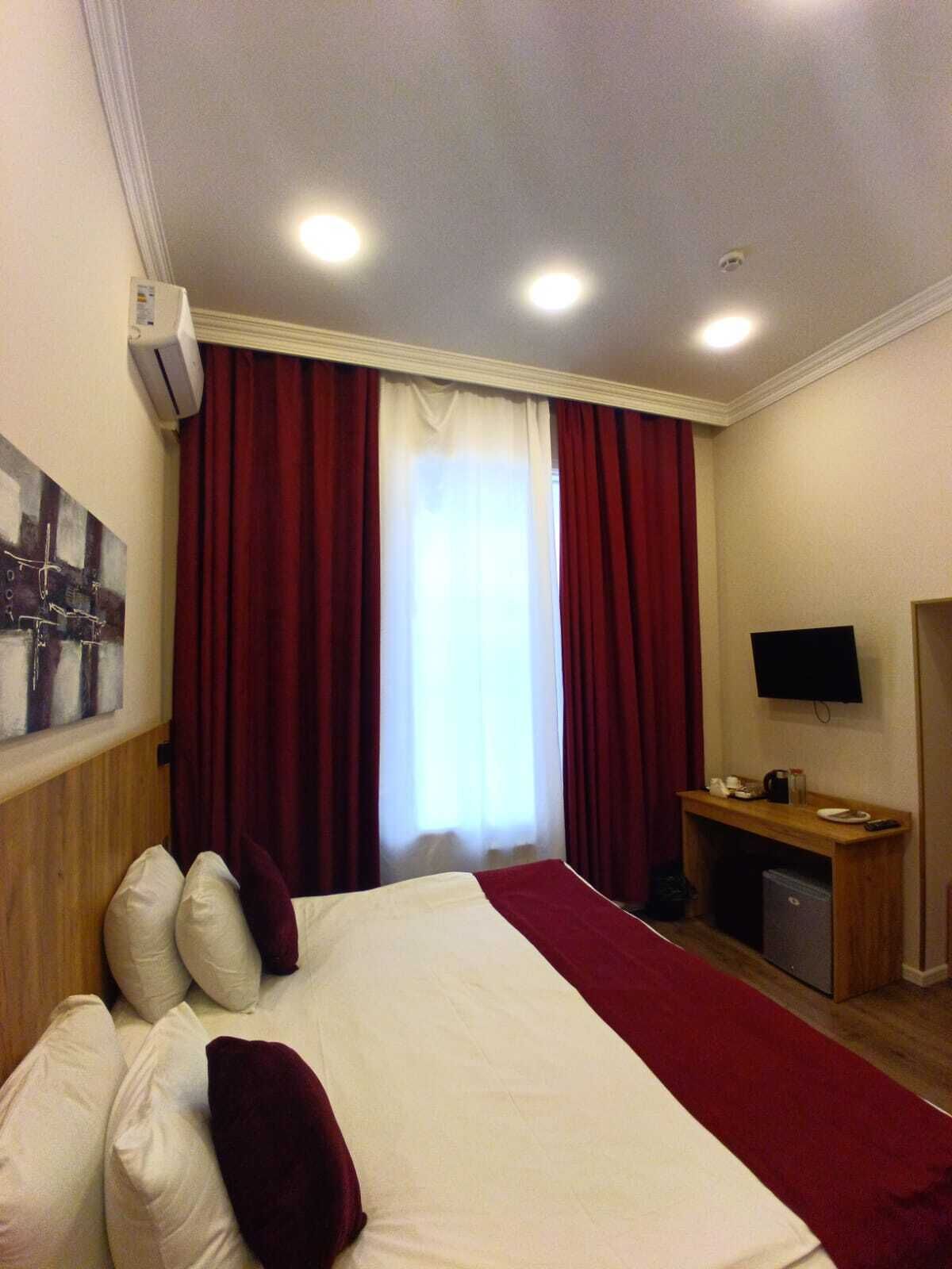 Caja de seguridad en la habitación y escritorio 