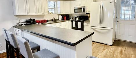 Refrigerador, microondas, horno y parrilla de estufa