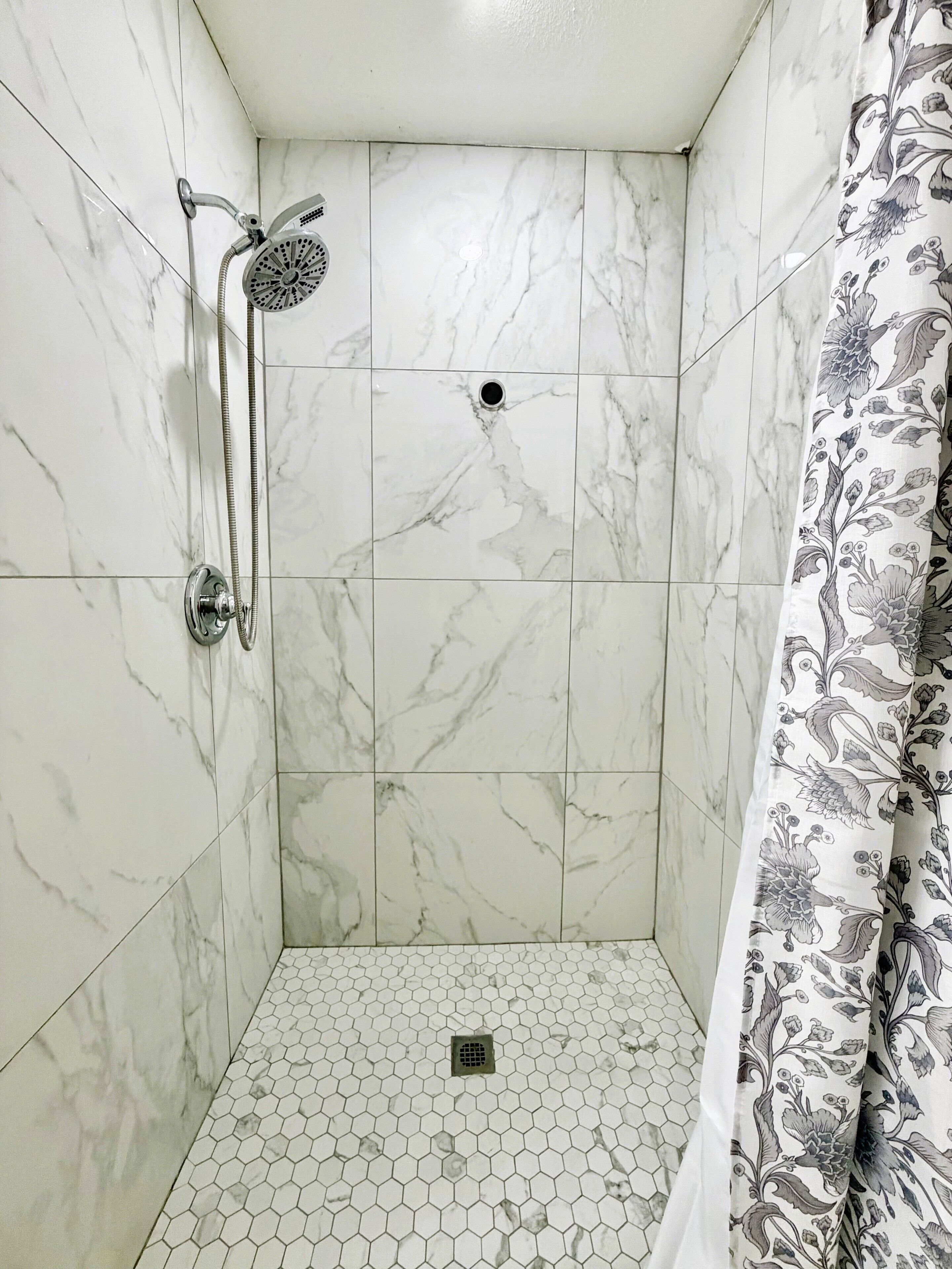 Douche, sèche-cheveux, serviettes fournies, savon