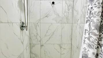 Douche, sĂšche-cheveux, serviettes fournies, savon