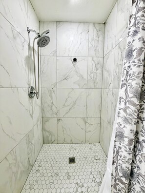 Douche, sèche-cheveux, serviettes fournies, savon