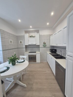 Réfrigérateur, micro-ondes, plaque de cuisson, lave-vaisselle