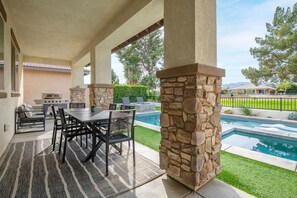 Outdoor dining - The Cozie Desert Oasis (Indio)