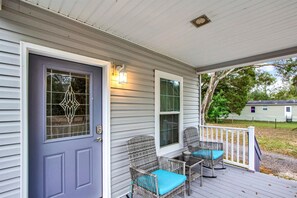 Terrace/patio - Moonlit Tiny Escape | Hot Tub | Hammock | Fire Pit (Zephyrhills)