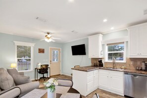 Smart TV - Moonlit Tiny Escape | Hot Tub | Hammock | Fire Pit (Zephyrhills)