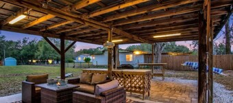 Moonlit Tiny Escape âą Hot Tub, Hammock & Fire Pit