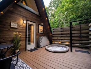 Terrace/patio - Intimate A-frame with hot tub and outdoor shower tucked in the woods (Seymour)