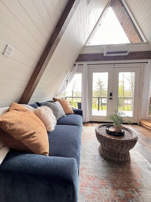 TV - Intimate A-frame with hot tub and outdoor shower tucked in the woods (Seymour)